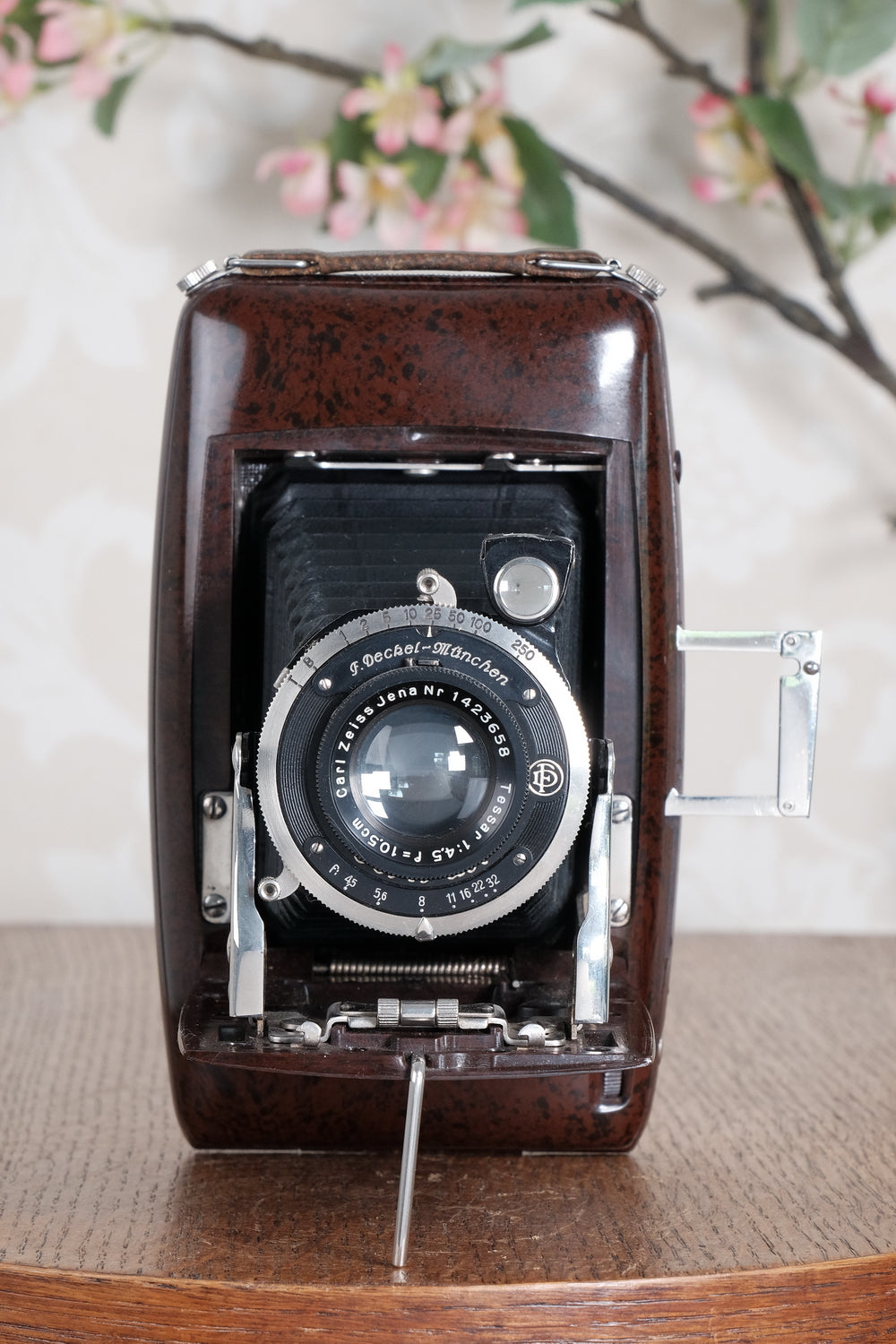 Rare! Mint condition 1934 Ebner 6x9 Brown Bakelite Art Deco Camera. Freshly serviced , CLA‘d