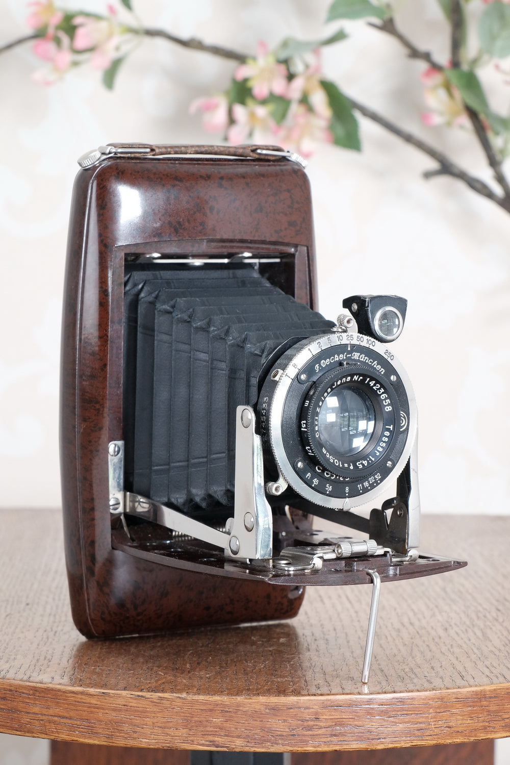 Rare! Mint condition 1934 Ebner 6x9 Brown Bakelite Art Deco Camera. Freshly serviced , CLA‘d