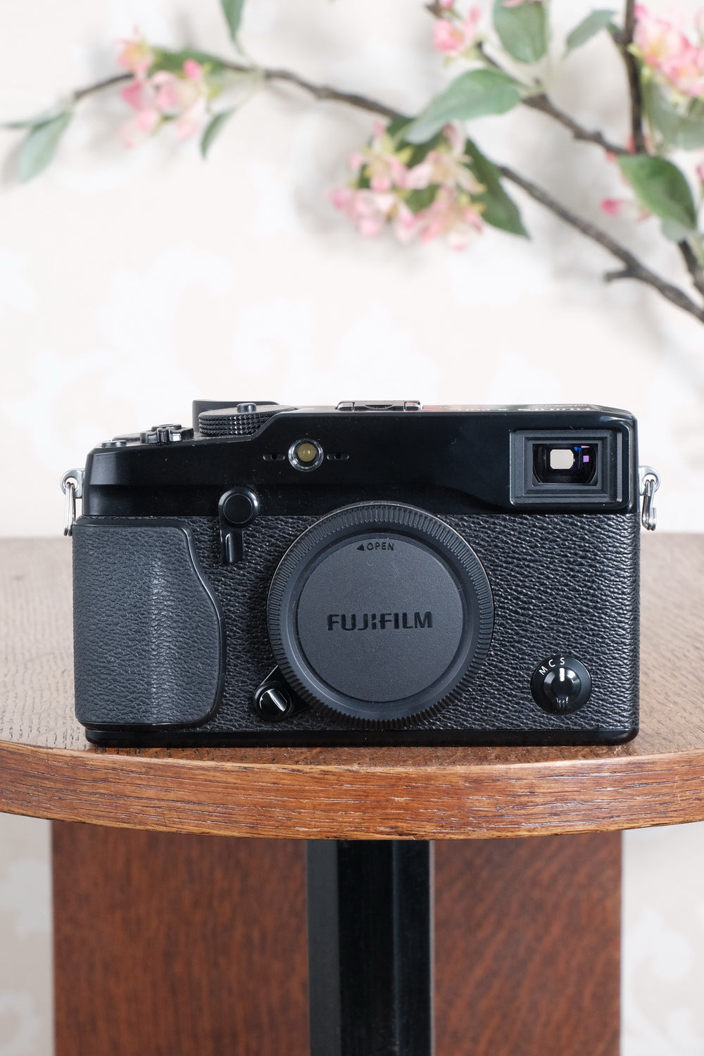 Near mint! Fujifilm X-Pro1 in original box, with lots of goodies!