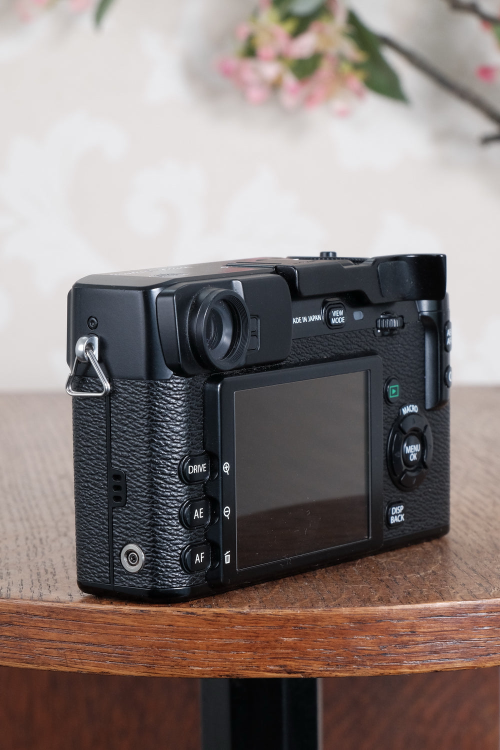 Near mint! Fujifilm X-Pro1 in original box, with lots of goodies!