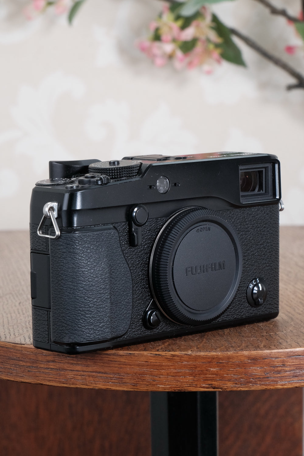 Near mint! Fujifilm X-Pro1 in original box, with lots of goodies!