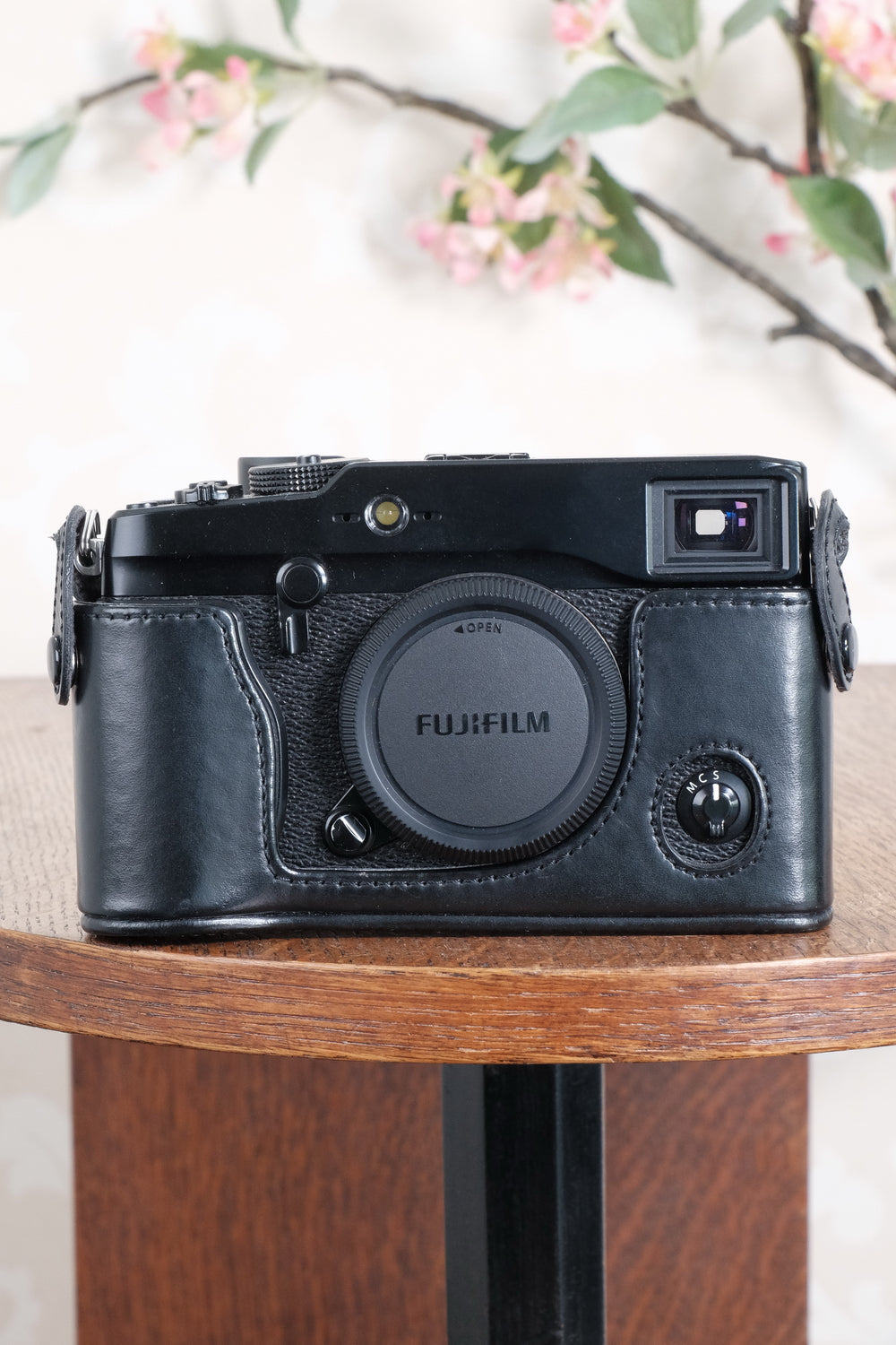 Near mint! Fujifilm X-Pro1 in original box, with lots of goodies!