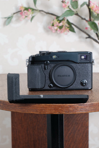 Near mint! Fujifilm X-Pro1 in original box, with lots of goodies!