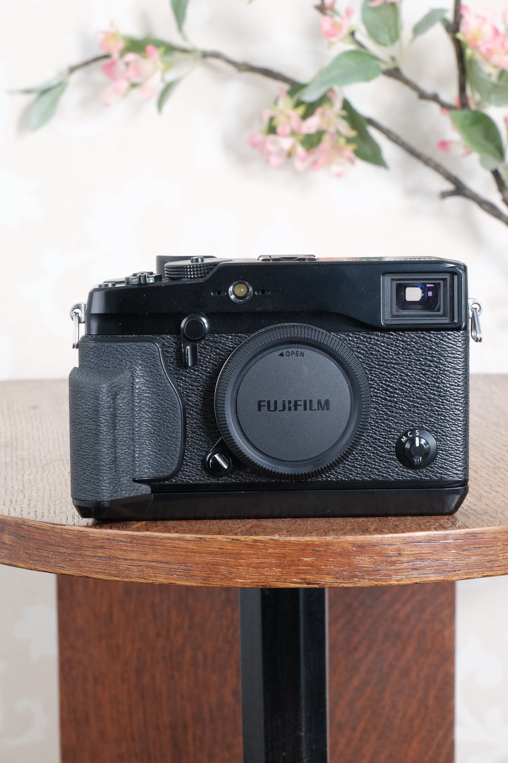 Near mint! Fujifilm X-Pro1 in original box, with lots of goodies!