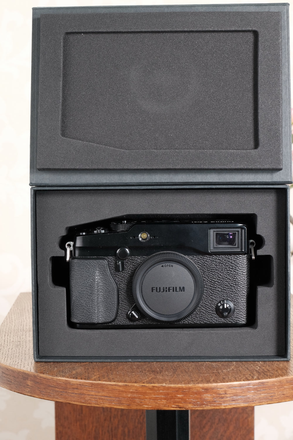 Near mint! Fujifilm X-Pro1 in original box, with lots of goodies!