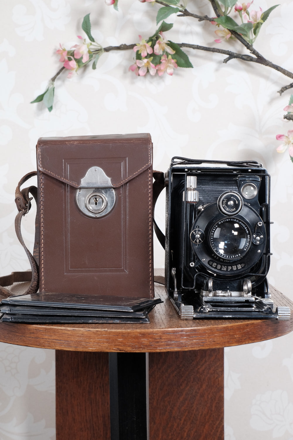 Excellent! 1930 Voigtlander Bergheil with vintage "Dial set" Compur shutter and Heliar lens. With 120 roll-film back, plate holders and case. Freshly serviced CLA’d