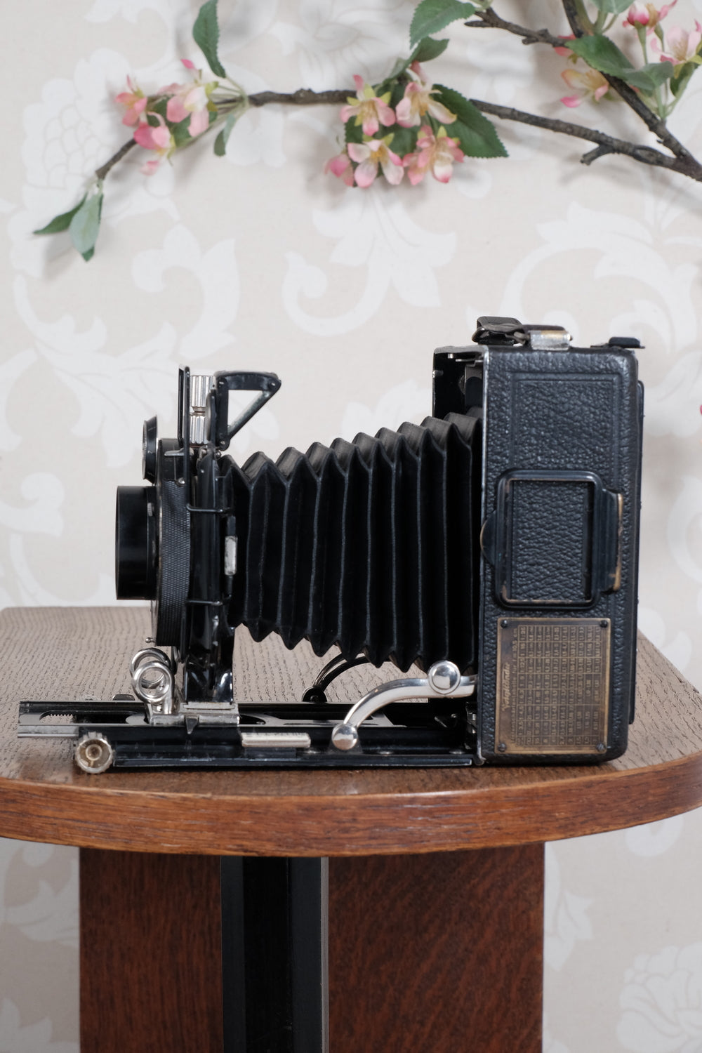 Excellent! 1930 Voigtlander Bergheil with vintage "Dial set" Compur shutter and Heliar lens. With 120 roll-film back, plate holders and case. Freshly serviced CLA’d