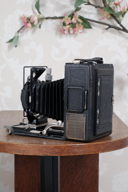 Excellent! 1930 Voigtlander Bergheil with vintage "Dial set" Compur shutter and Heliar lens. With 120 roll-film back, plate holders and case. Freshly serviced CLA’d