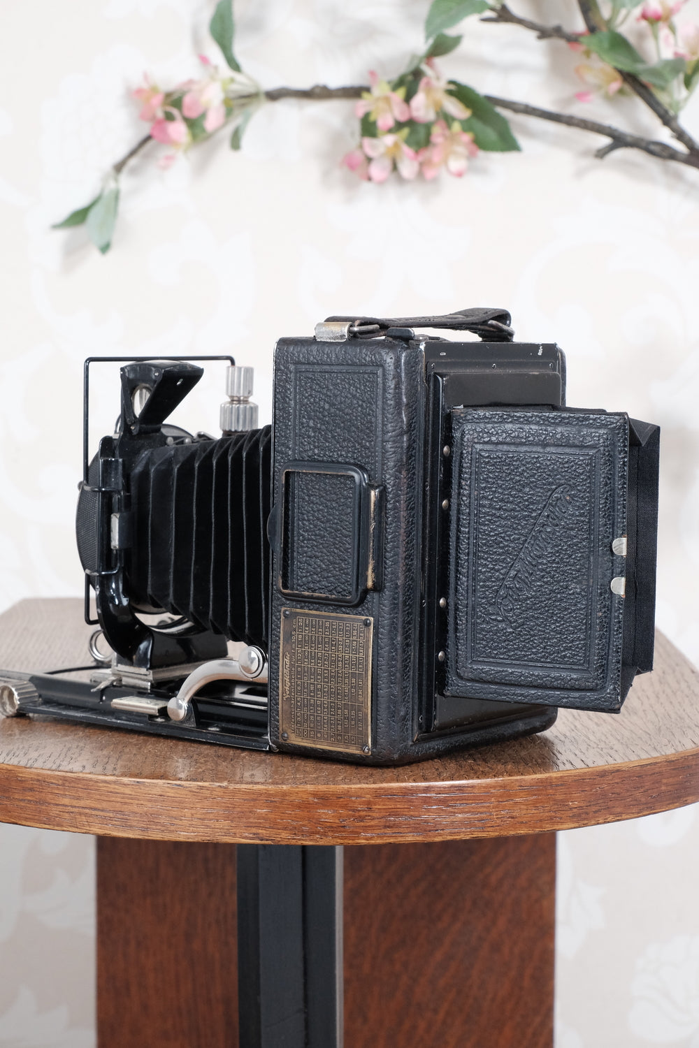 Excellent! 1930 Voigtlander Bergheil with vintage "Dial set" Compur shutter and Heliar lens. With 120 roll-film back, plate holders and case. Freshly serviced CLA’d