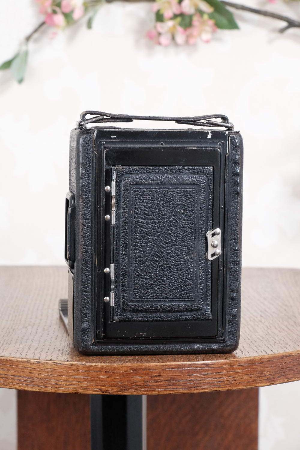 Excellent! 1930 Voigtlander Bergheil with vintage "Dial set" Compur shutter and Heliar lens. With 120 roll-film back, plate holders and case. Freshly serviced CLA’d