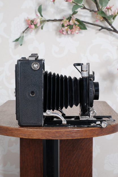 Excellent! 1930 Voigtlander Bergheil with vintage "Dial set" Compur shutter and Heliar lens. With 120 roll-film back, plate holders and case. Freshly serviced CLA’d