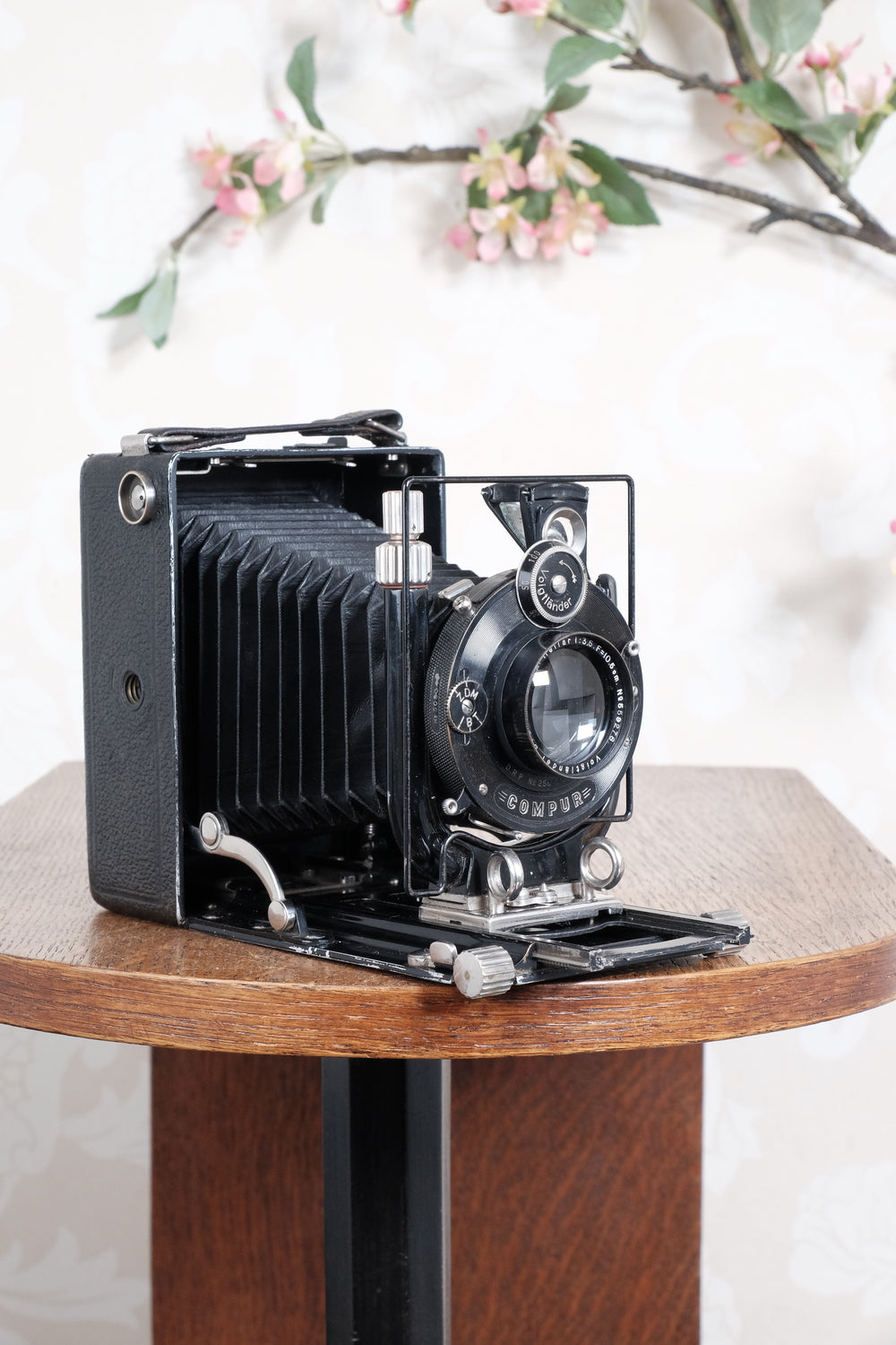 Excellent! 1930 Voigtlander Bergheil with vintage "Dial set" Compur shutter and Heliar lens. With 120 roll-film back, plate holders and case. Freshly serviced CLA’d