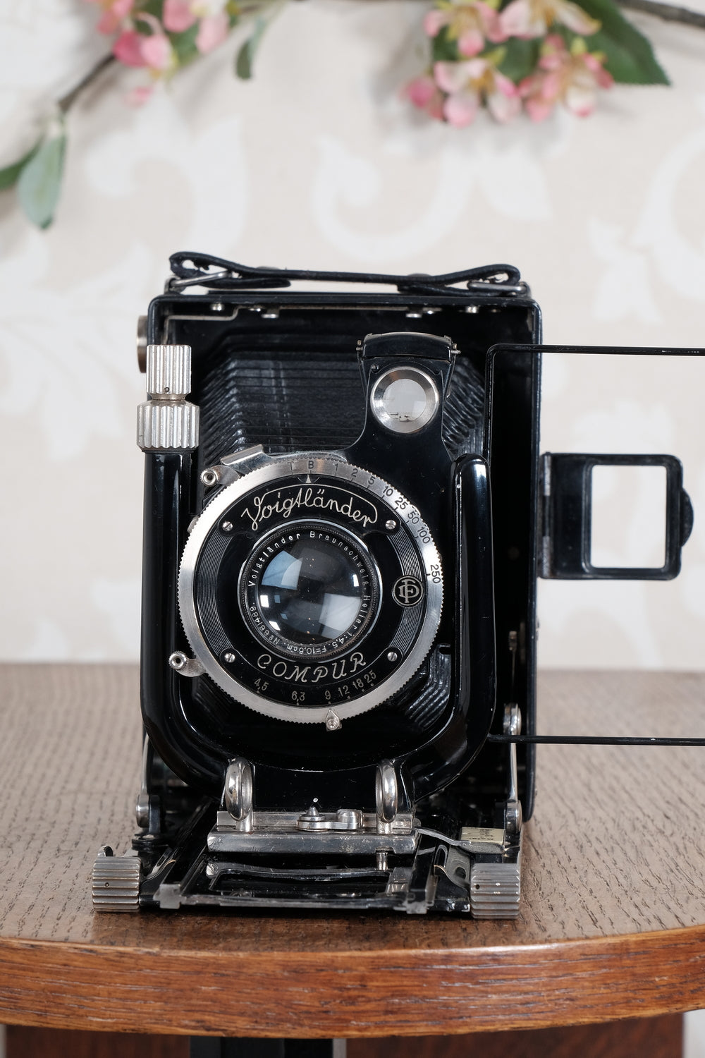 Excellent 1932 Voigtlander Bergheil with "rim-set" Compur shutter & Heliar lens. With 120 roll-film back, plate holders and case. Freshly serviced CLA’d