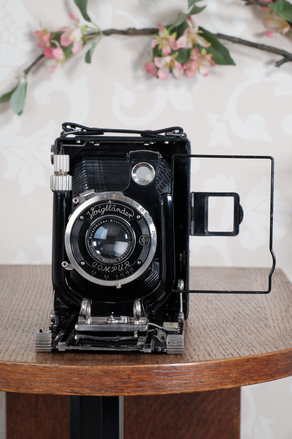 Excellent 1932 Voigtlander Bergheil with "rim-set" Compur shutter & Heliar lens. With 120 roll-film back, plate holders and case. Freshly serviced CLA’d