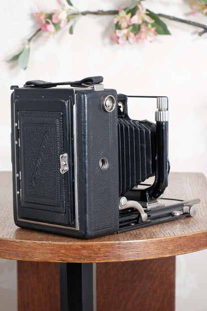 Excellent 1932 Voigtlander Bergheil with "rim-set" Compur shutter & Heliar lens. With 120 roll-film back, plate holders and case. Freshly serviced CLA’d