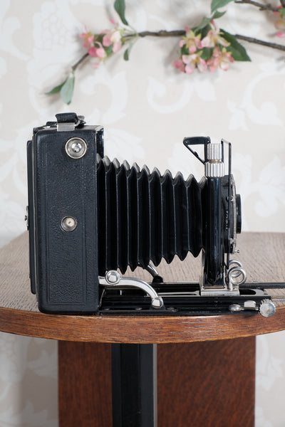 Excellent 1932 Voigtlander Bergheil Camera with Heliar lens. With 120 roll-film back, plate holders and case. Freshly serviced CLA’d