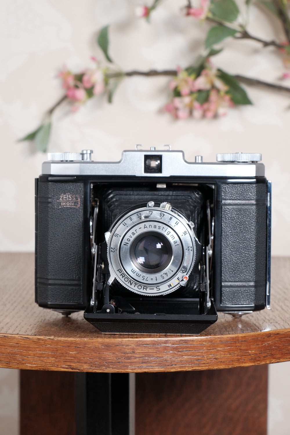 Near Mint! 1952 6x6 Zeiss Ikon Ikonta with leather case . Freshly Serviced, CLA'd