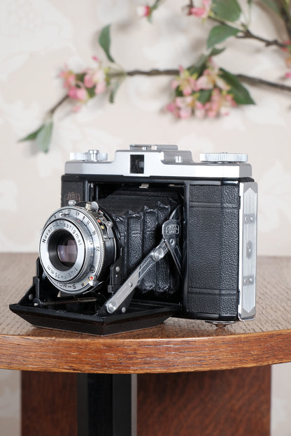 Near Mint! 1952 6x6 Zeiss Ikon Ikonta with leather case . Freshly Serviced, CLA'd