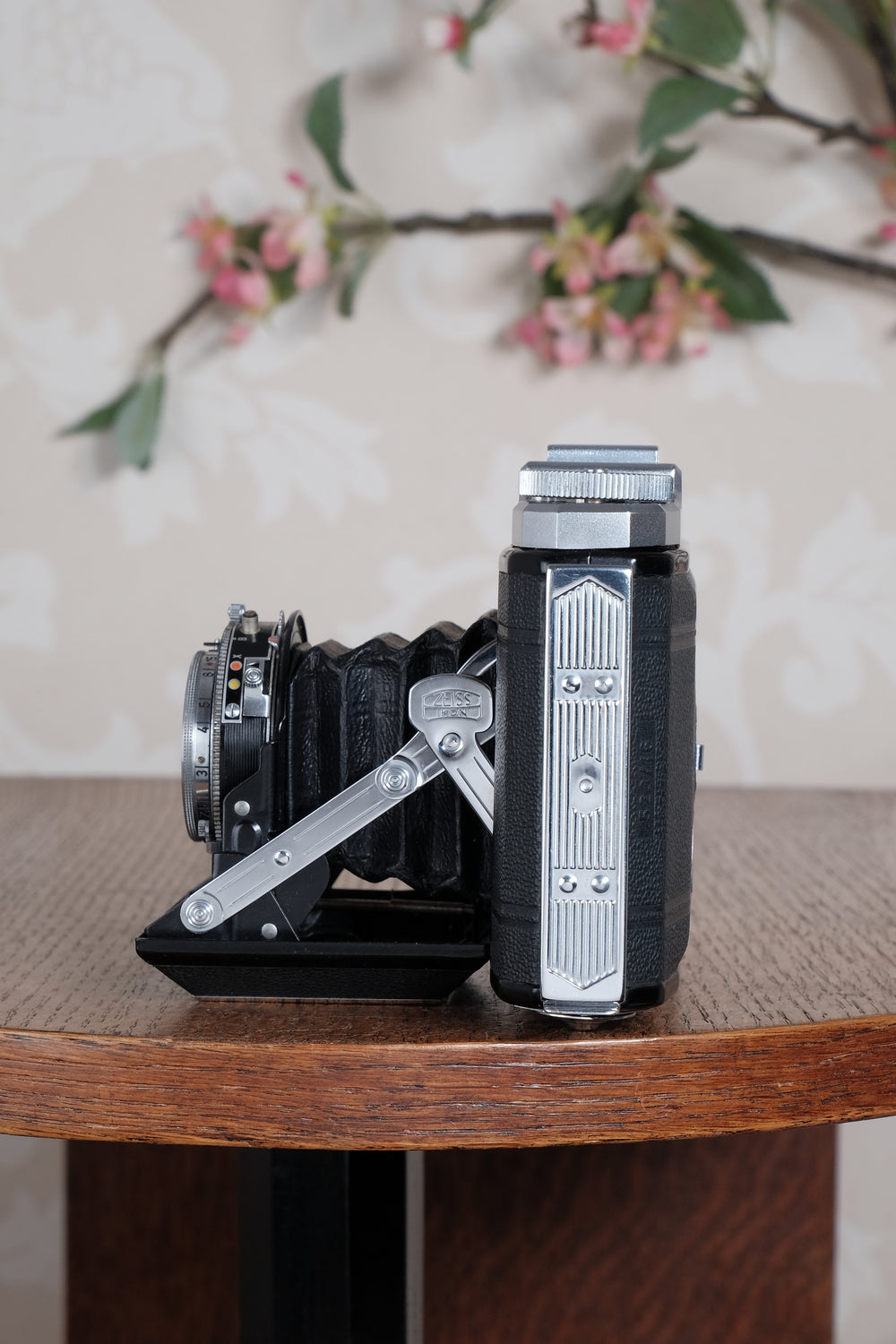 Near Mint! 1952 6x6 Zeiss Ikon Ikonta with leather case . Freshly Serviced, CLA'd