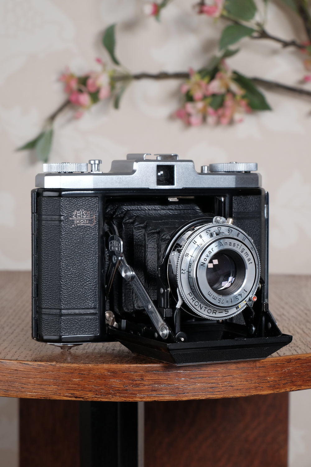 Near Mint! 1952 6x6 Zeiss Ikon Ikonta with leather case . Freshly Serviced, CLA'd