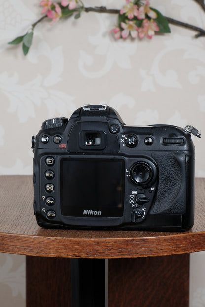 Superb! Nikon D200 in near mint condition with original packaging