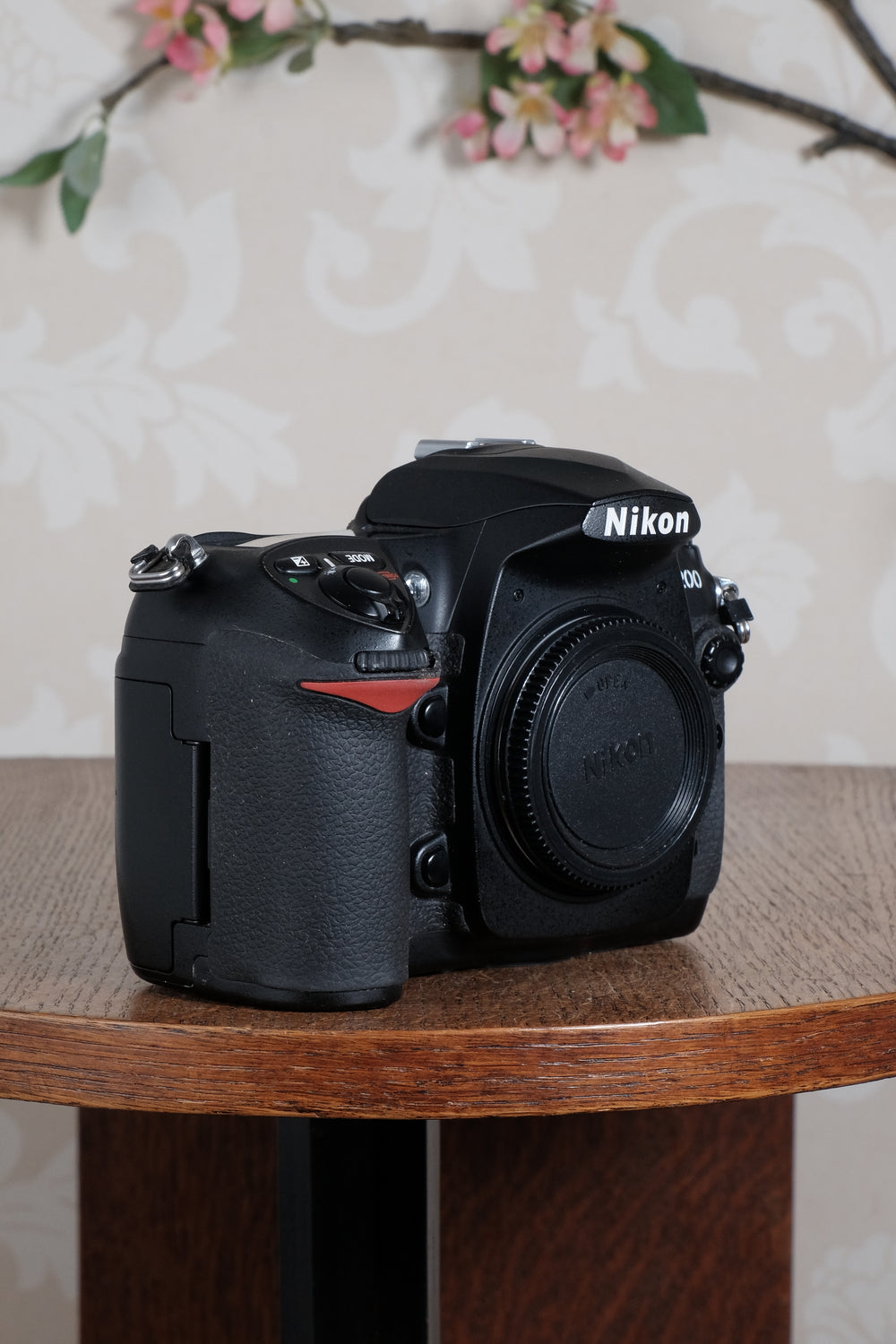 Superb! Nikon D200 in near mint condition with original packaging