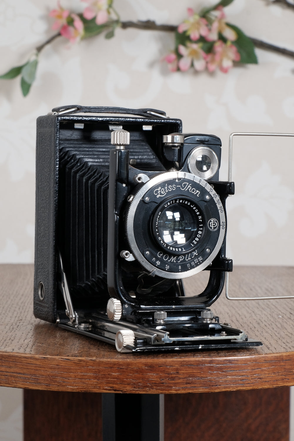 Superb! 1930 6x9 Donata 227/3 plate camera with Carl Zeiss Tessar lens & 120 roll film back. Freshly serviced CLA’d