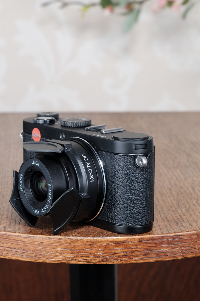Superb Leica X1 with superb 2.8/24mm Elmarit lens, complete with original  packaging!