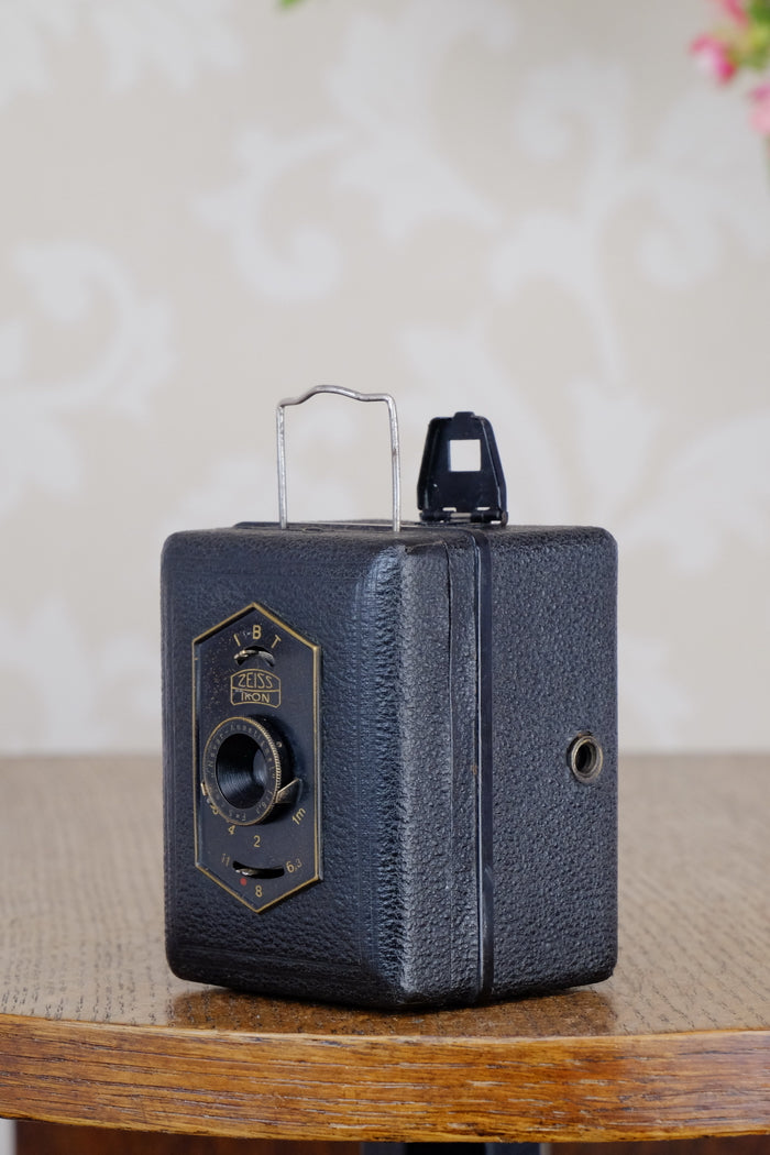 Zeiss Ikon Baby Box Tengor with leather case, CLA'd, Freshly Serviced! - Voigtlander- Petrakla Classic Cameras