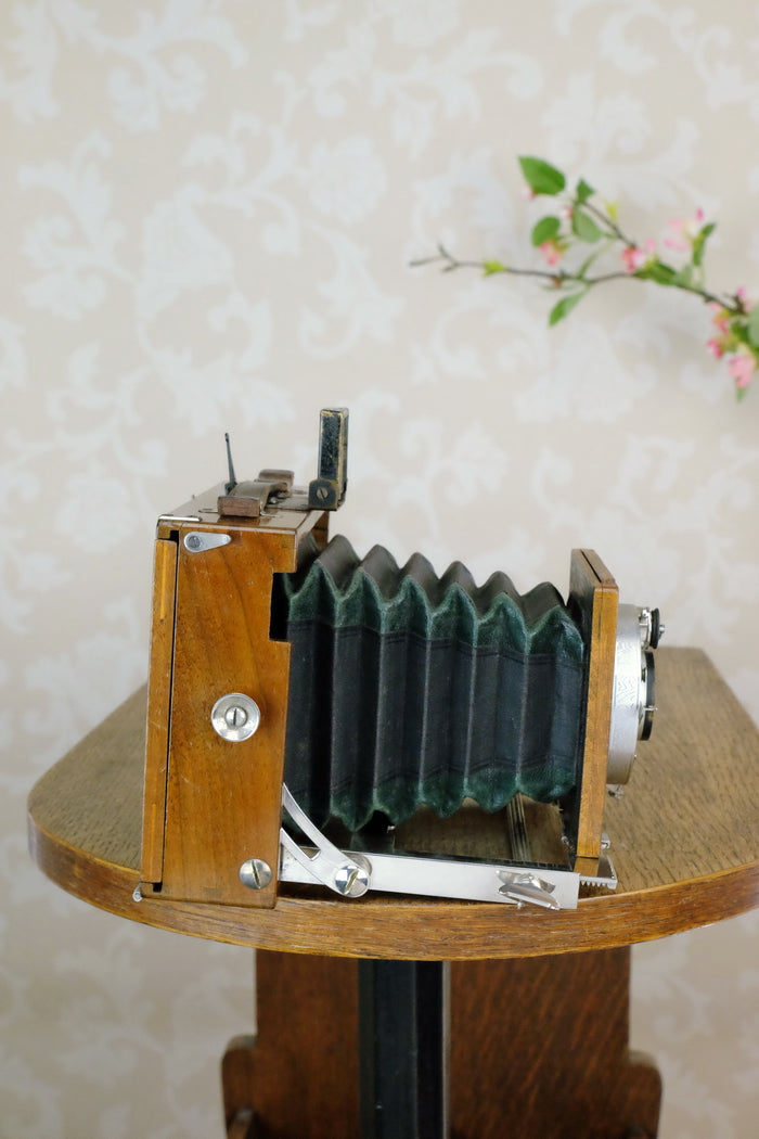 1902 Gaertig & Thiemann Wooden Camera complete with lens & film holders - Gaertig & Thiemann- Petrakla Classic Cameras