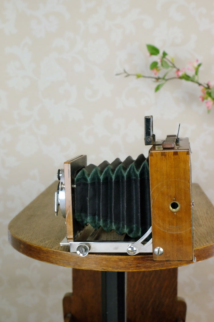 1902 Gaertig & Thiemann Wooden Camera complete with lens & film holders - Gaertig & Thiemann- Petrakla Classic Cameras