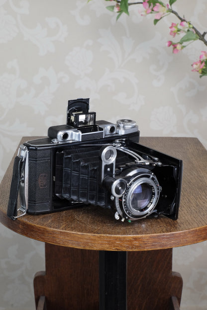 SUPERB! 1953 Zeiss-Ikon Super 6x9 Ikonta 531/2, Synchro-Compur & Coated Zeiss Tessar lens, reduction mask included. CLA'd, Freshly Serviced! - Zeiss-Ikon- Petrakla Classic Cameras