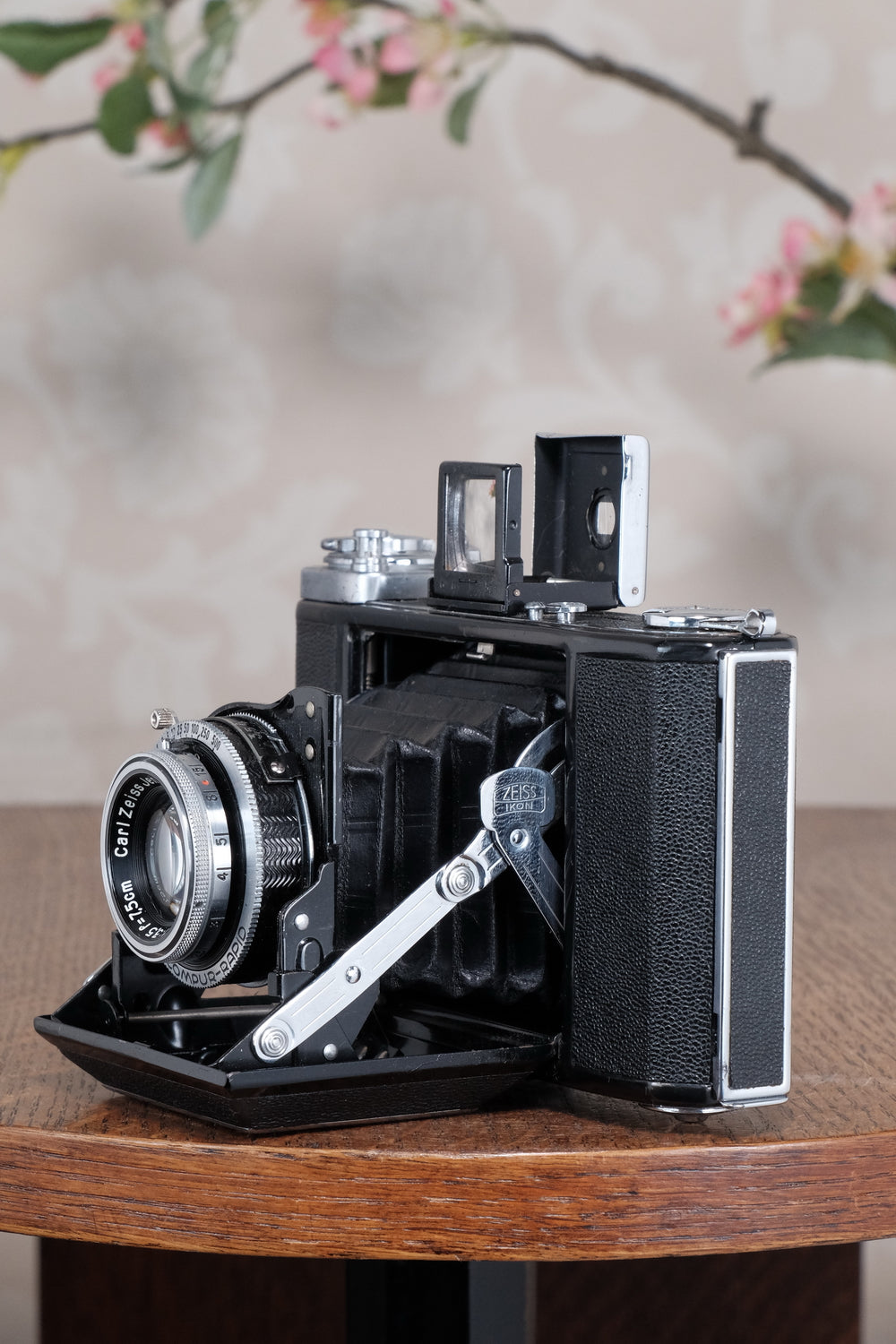 Superb! 1937 Zeiss Ikon 6x6 Ikonta with case. CLA'd, Freshly Serviced!